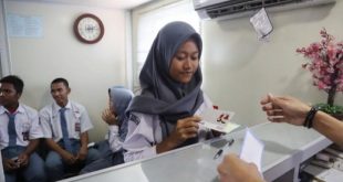 Ilustrasi siswa mennabung di bank. Foto: Detik. com