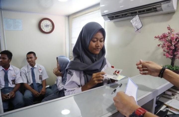 Ilustrasi siswa mennabung di bank. Foto: Detik. com