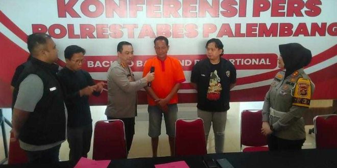 Tersangka Carel, yang memukul polisi karena mawarh truk yang dia kawal tak boleh lewat untuk masuk Boombaru. Foto: Sumselheadline/Ela.