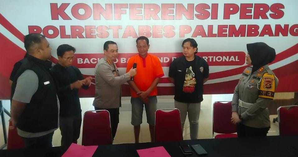 Tersangka Carel, yang memukul polisi karena mawarh truk yang dia kawal tak boleh lewat untuk masuk Boombaru. Foto: Sumselheadline/Ela.