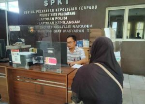 Sofia melapor ke Polrestabes atas pengeroyokan terhadap dirinya, Senin (18/11/2024). Foto: Sumselheadline/Ela.