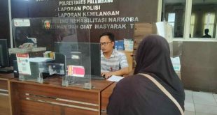Sofia melapor ke Polrestabes atas pengeroyokan terhadap dirinya, Senin (18/11/2024). Foto: Sumselheadline/Ela.