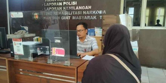 Sofia melapor ke Polrestabes atas pengeroyokan terhadap dirinya, Senin (18/11/2024). Foto: Sumselheadline/Ela.