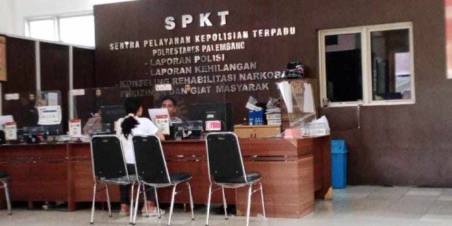 Rusmini, asisten rumah tangga, melapor penganiyaan dirinya terkait uang paslon Pilkada, Sabtu (30/11/2024). Foto: Sumselheadline/Ela.
