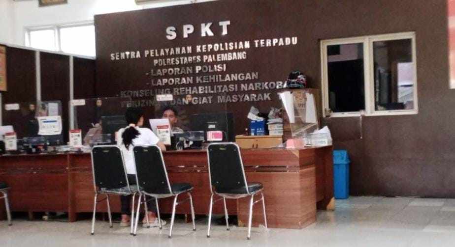 Rusmini, asisten rumah tangga, melapor penganiyaan dirinya terkait uang paslon Pilkada, Sabtu (30/11/2024). Foto: Sumselheadline/Ela.