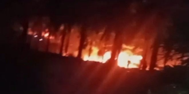 Kobaran api di sebuah penyulingan minyak yang diduga ilegal, Minggu (17/11/2024) malam. Foto: IST