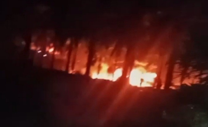 Kobaran api di sebuah penyulingan minyak yang diduga ilegal, Minggu (17/11/2024) malam. Foto: IST