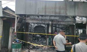 Puing-puing kebakaran bengkel di Jl Perintis Kemerdekaan Palembang, yang meneaskna tiga penghuninya, Kamis (28/11/2024). Foto: SUmselheadline/Ela.