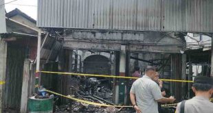 Puing-puing kebakaran bengkel di Jl Perintis Kemerdekaan Palembang, yang meneaskna tiga penghuninya, Kamis (28/11/2024). Foto: SUmselheadline/Ela.