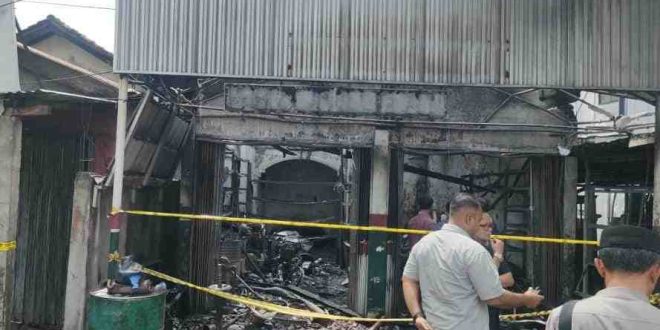 Puing-puing kebakaran bengkel di Jl Perintis Kemerdekaan Palembang, yang meneaskna tiga penghuninya, Kamis (28/11/2024). Foto: SUmselheadline/Ela.
