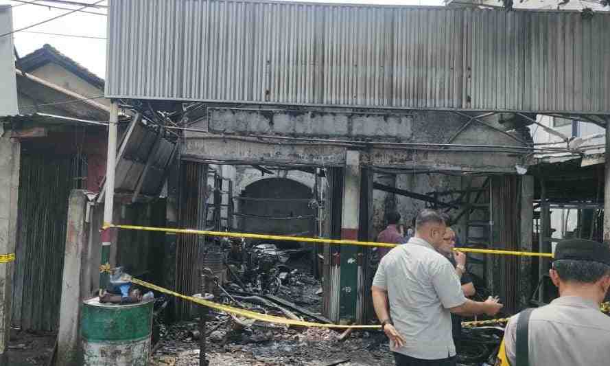 Puing-puing kebakaran bengkel di Jl Perintis Kemerdekaan Palembang, yang meneaskna tiga penghuninya, Kamis (28/11/2024). Foto: SUmselheadline/Ela.