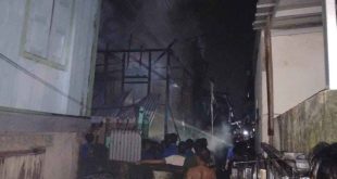 Warga yang berjibaku memadamkan api yang melahap sebuah rumah di 5 Ulu Palembang, Selasa (5/11/2024). Foto: Dok Warga.