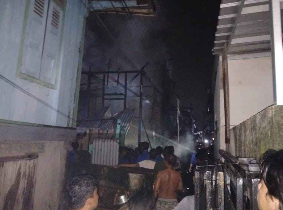 Warga yang berjibaku memadamkan api yang melahap sebuah rumah di 5 Ulu Palembang, Selasa (5/11/2024). Foto: Dok Warga.
