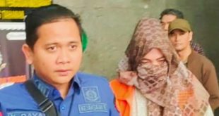 Salah satu tersangka (baju orange) dalam kasus penerbitan sertifikat PTSL BPN Kota Palembang. Foto: Dok Sumselheadline.