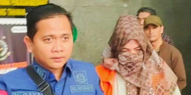 Salah satu tersangka (baju orange) dalam kasus penerbitan sertifikat PTSL BPN Kota Palembang. Foto: Dok Sumselheadline.