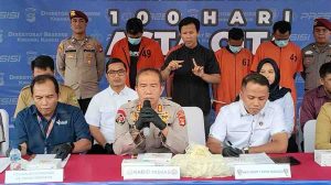 Empat tersangka penjualan pupuk subsidi saat press confrence di Mapolda Sumsel, Selasa (26/11/2024). Foto: Sumselheadline/Ela.