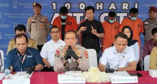 Empat tersangka penjualan pupuk subsidi saat press confrence di Mapolda Sumsel, Selasa (26/11/2024). Foto: Sumselheadline/Ela.
