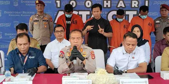 Empat tersangka penjualan pupuk subsidi saat press confrence di Mapolda Sumsel, Selasa (26/11/2024). Foto: Sumselheadline/Ela.
