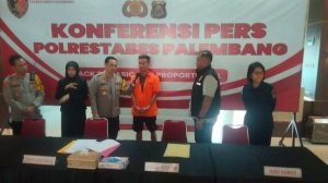 Fajar alias Tata (baju orange), tersangka bacok jukir, saat press konfrence, Jumat (29/11/2024). Foto: Sumselheadline/Ela.