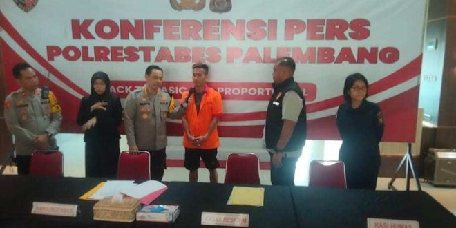 Fajar alias Tata (baju orange), tersangka bacok jukir, saat press konfrence, Jumat (29/11/2024). Foto: Sumselheadline/Ela.