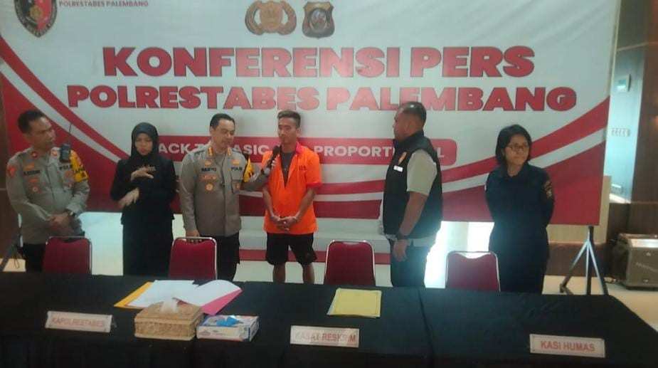 Fajar alias Tata (baju orange), tersangka bacok jukir, saat press konfrence, Jumat (29/11/2024). Foto: Sumselheadline/Ela.