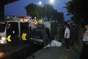 Para petugas Satpol PP tertibkan PKL di depan RS Muhammadiya Palembang, Selasa (12/11/2024). Foto; Sumselheadline/Pitria.
