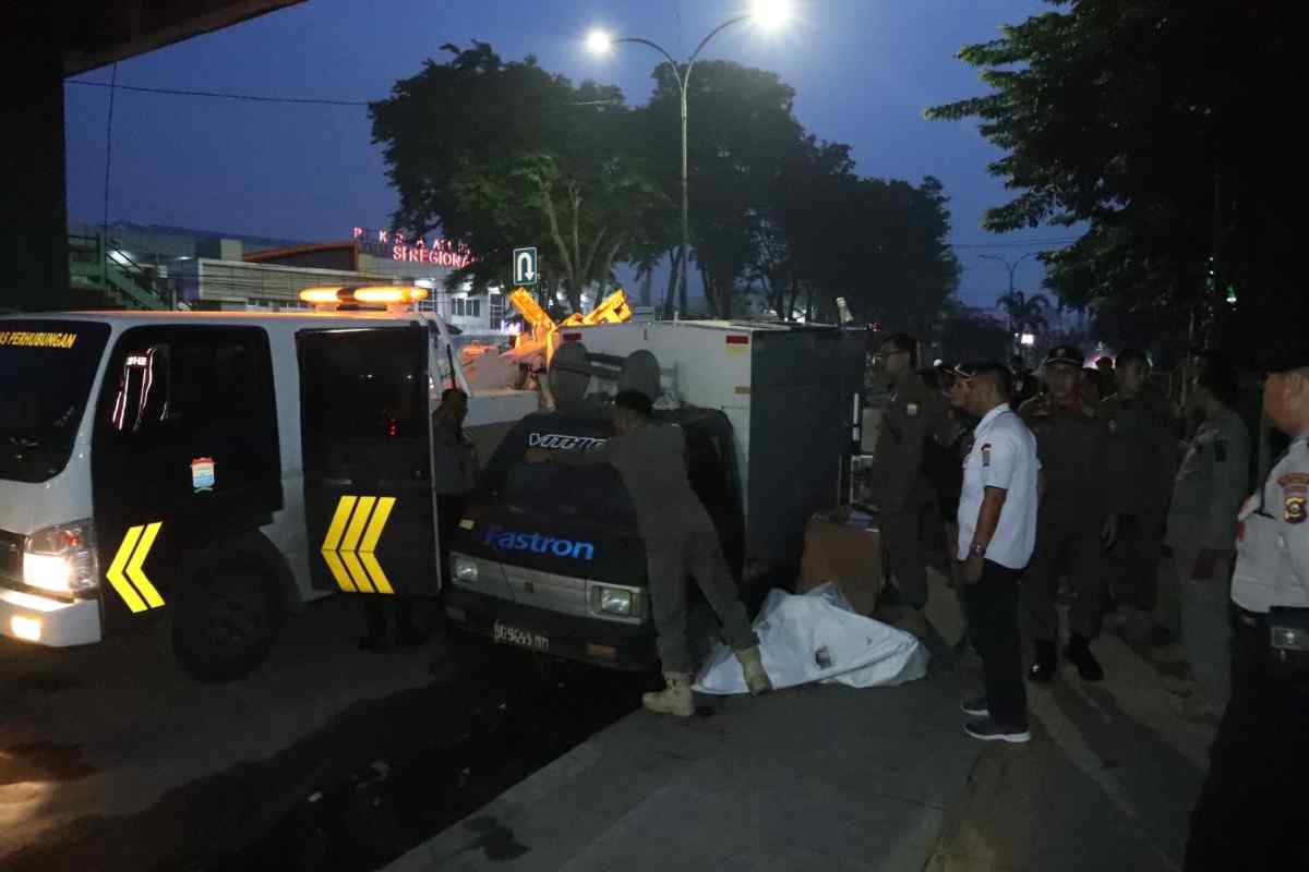 Para petugas Satpol PP tertibkan PKL di depan RS Muhammadiya Palembang, Selasa (12/11/2024). Foto; Sumselheadline/Pitria.