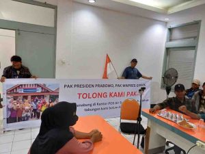 Para nasabah PT Pos Air Sugihan OKI mendatangi kantor pusat PT Pos di Palembang, Selasa (19/11/2024). Foto: Sumselheadline/Ela.