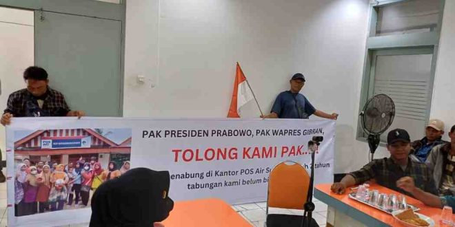 Para nasabah PT Pos Air Sugihan OKI mendatangi kantor pusat PT Pos di Palembang, Selasa (19/11/2024). Foto: Sumselheadline/Ela.