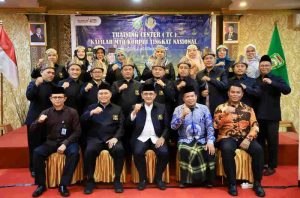 Sekda Provinsi Sumsel Drs. H. Edward Candra, MH secara resmi menutup Training Center (TC) Kafilah MTQ Korpri Tingkat Nasional, Sabtu (2/11/2024) malam. Foto: Humas Pemprov Sumsel.