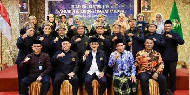Sekda Provinsi Sumsel Drs. H. Edward Candra, MH secara resmi menutup Training Center (TC) Kafilah MTQ Korpri Tingkat Nasional, Sabtu (2/11/2024) malam. Foto: Humas Pemprov Sumsel.