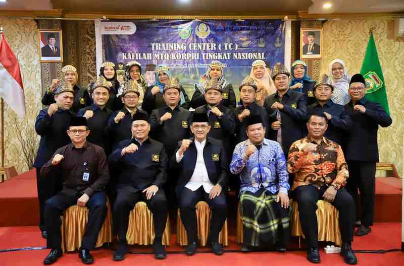 Sekda Provinsi Sumsel Drs. H. Edward Candra, MH secara resmi menutup Training Center (TC) Kafilah MTQ Korpri Tingkat Nasional, Sabtu (2/11/2024) malam. Foto: Humas Pemprov Sumsel.