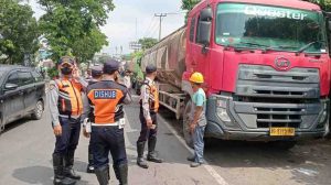 Sejumlah truk dan tronton yang terparkir di Jalan Yos Sudarso dan Perintis Kemerdekaan Palembang ditertibkan petugas Dishub, Senin (11/11/2024). Foto: Sumselheadline/Pitria.