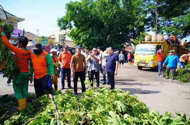 Pj Bupati Muba, Sandi Fahlepi melihat langsung dampak angin kencang dan hujan deras yang melanda Kota Sekayu dan sekitarnya, Minggu (3/10/2024). Foto: Kominfo Muba.
