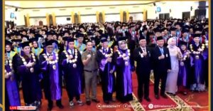 Rektor, civitas akademika UBD Palembang, dan undangan lainnya foto bersama para peserta wisuda di OPI Convention Centre,Palembang, Selasa (12/11/2024). Foto: screenshot youtueb Bina Darma TV.