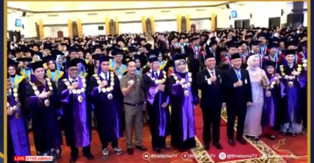 Rektor, civitas akademika UBD Palembang, dan undangan lainnya foto bersama para peserta wisuda di OPI Convention Centre,Palembang, Selasa (12/11/2024). Foto: screenshot youtueb Bina Darma TV.