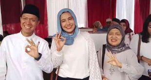 Cawako Palembang, Yudha Pratomo bersama keluarga usai mencoblos, Rabu (27/11/2024). Foto: Sumselheadline/Pitria.