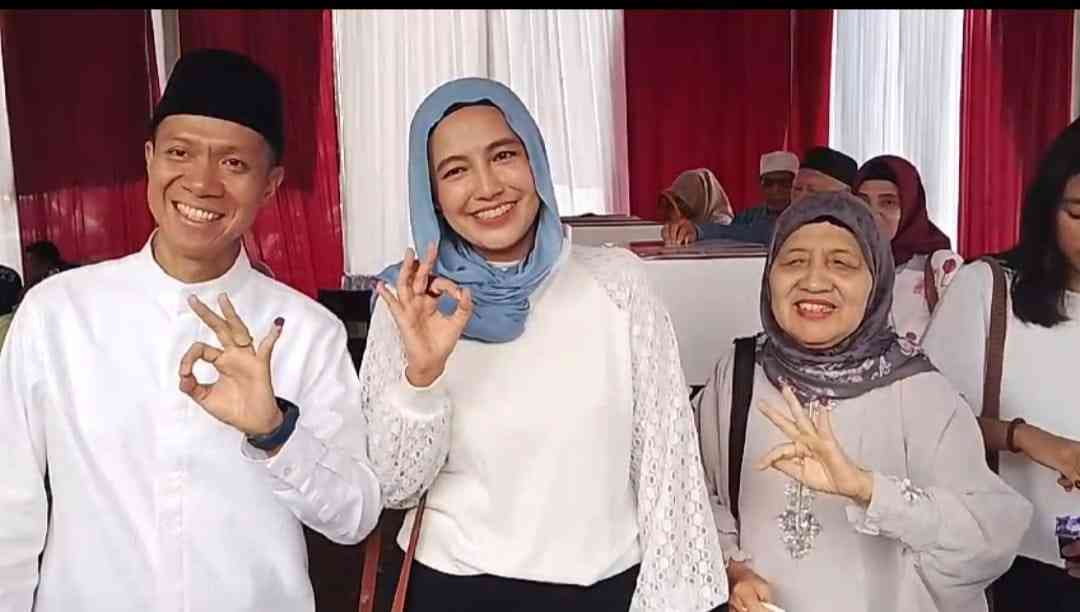 Cawako Palembang, Yudha Pratomo bersama keluarga usai mencoblos, Rabu (27/11/2024). Foto: Sumselheadline/Pitria.