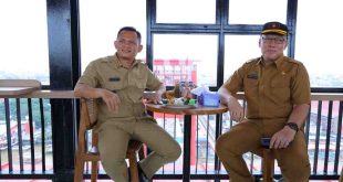 Pj Walikota Palembang, Dr. Cheka Virgowansyah saat berada di puncak Jembatan Ampera, Selasa (24/12/2024). Foto: Kominfo Palembang.