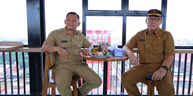 Pj Walikota Palembang, Dr. Cheka Virgowansyah saat berada di puncak Jembatan Ampera, Selasa (24/12/2024). Foto: Kominfo Palembang.