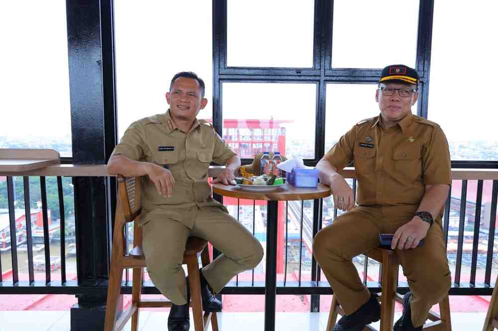 Pj Walikota Palembang, Dr. Cheka Virgowansyah saat berada di puncak Jembatan Ampera, Selasa (24/12/2024). Foto: Kominfo Palembang.