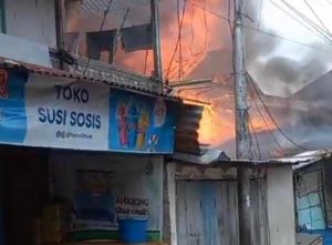 A[ii melahap tiga rumah di Lorong Ayam, 9/10 Ulu Palembang, Jumat (6/12/2024). Foto: Sumselheadline/Ela.