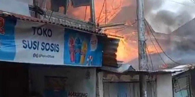 A[ii melahap tiga rumah di Lorong Ayam, 9/10 Ulu Palembang, Jumat (6/12/2024). Foto: Sumselheadline/Ela.