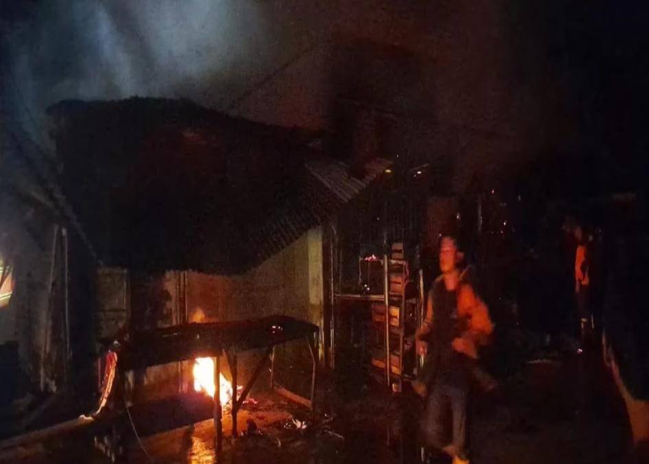 Api tampak melahap kios pasar Sentosa, Palju Palembang, Sabtu (14/12/2024) dini hari. Foto: screenshot medsos.