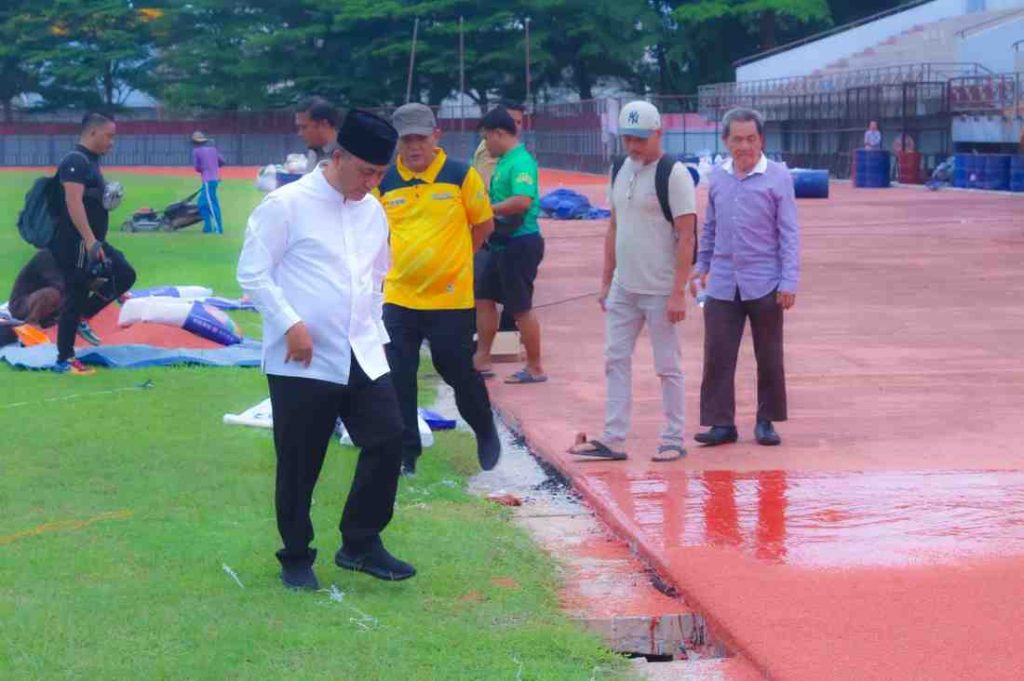 Sekda Muba, Apriyadi meninjau rehab jalur atletik di Stadion Serasan Sekate, Sekayu, Jumat (6/12/2024). Foto: Kominfo Muba.