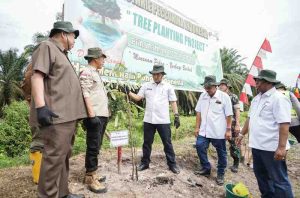 Sekretaris Daerah Kabupaten Muba Drs H Apriyadi MSi dalam kegiatan Tree Planting Project, Penyerahan Bantuan Sembako dan Bantuan Masjid yang diselenggarakan PT GPI, di Areal HCV Sungai Piase Kecamatan Lawang Wetan, Rabu (18/12/2024). Foto: Kominfo Muba.