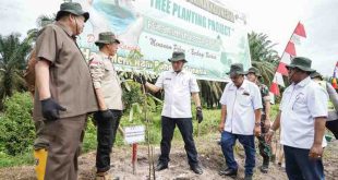 Sekretaris Daerah Kabupaten Muba Drs H Apriyadi MSi dalam kegiatan Tree Planting Project, Penyerahan Bantuan Sembako dan Bantuan Masjid yang diselenggarakan PT GPI, di Areal HCV Sungai Piase Kecamatan Lawang Wetan, Rabu (18/12/2024). Foto: Kominfo Muba.