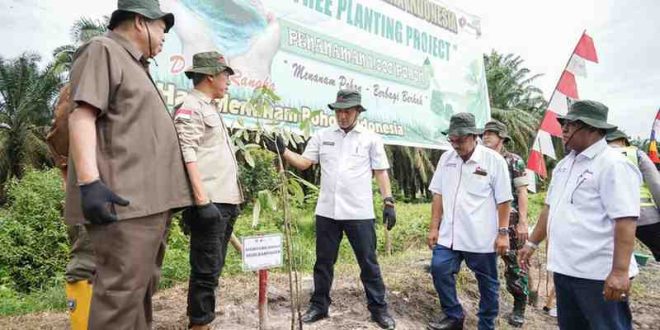 Sekretaris Daerah Kabupaten Muba Drs H Apriyadi MSi dalam kegiatan Tree Planting Project, Penyerahan Bantuan Sembako dan Bantuan Masjid yang diselenggarakan PT GPI, di Areal HCV Sungai Piase Kecamatan Lawang Wetan, Rabu (18/12/2024). Foto: Kominfo Muba.