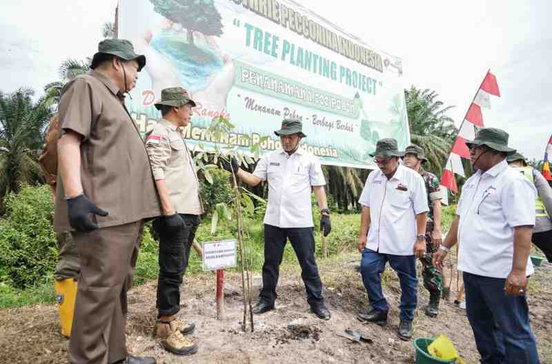 Sekretaris Daerah Kabupaten Muba Drs H Apriyadi MSi dalam kegiatan Tree Planting Project, Penyerahan Bantuan Sembako dan Bantuan Masjid yang diselenggarakan PT GPI, di Areal HCV Sungai Piase Kecamatan Lawang Wetan, Rabu (18/12/2024). Foto: Kominfo Muba.