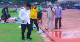 Sekda Muba, Apriyadi meninjau rehab jalur atletik di Stadion Serasan Sekate, Sekayu, Jumat (6/12/2024). Foto: Kominfo Muba.